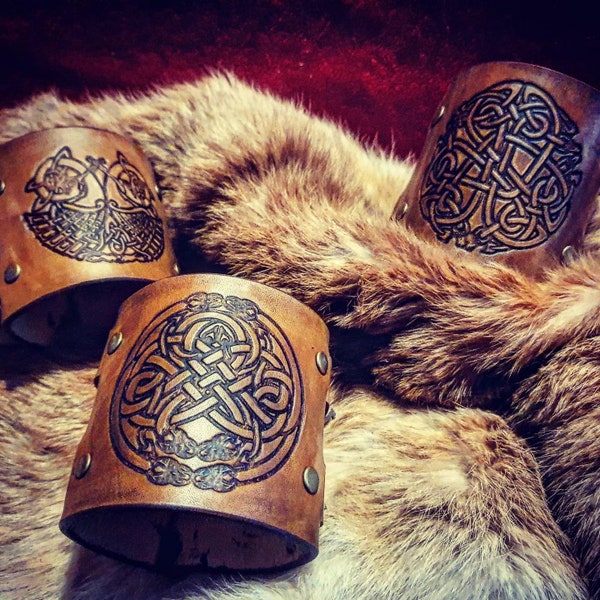 Bracelet de force en cuir gravé avec illustration de guerrier viking, fais main