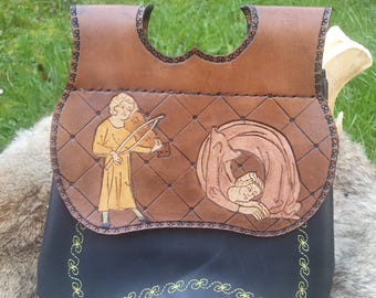 Monedero medieval de cuero con doble bolsillo y escena de danza y música grabada, pieza única, hecho a mano.