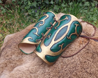 Paar Unterarmrüstungen aus grünem und goldgraviertem Leder im Elfen-Fantasy-Stil, handgefertigt, Einzelstücke
