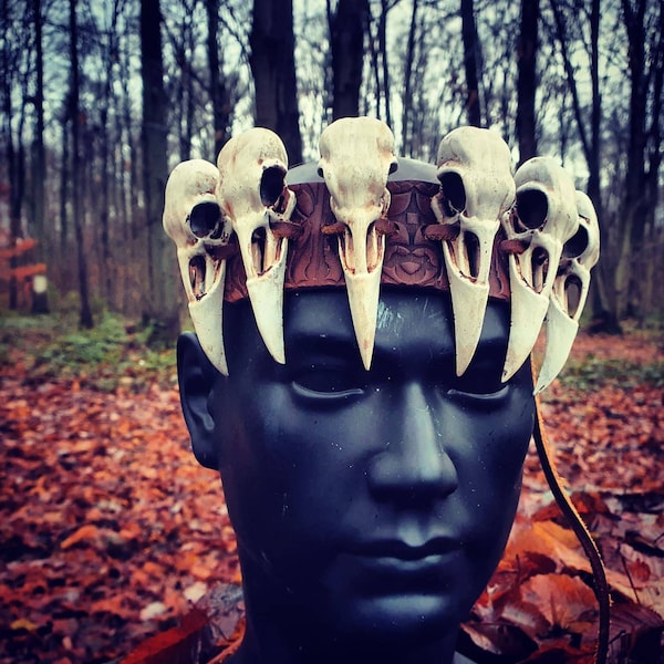 Schamanische Rabenschädelkrone aus Leder und Totenkopf in 3D bedruckt und handbemalt, handgefertigt