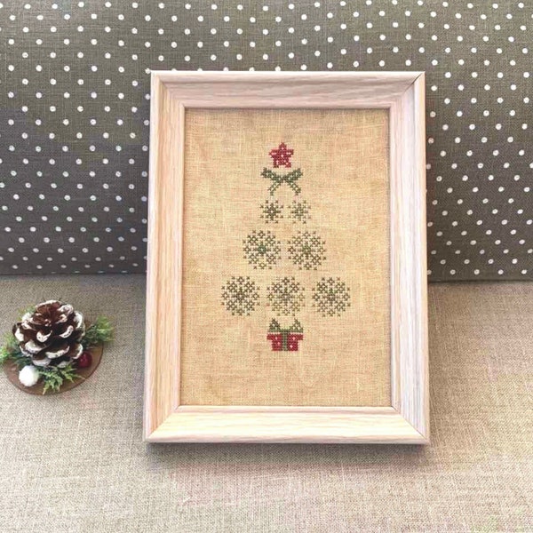 PDF Complimentary Design Snowflake  Christmas Tree by  Needle Treasures Nook Cross Stitch Tree, Christmas Tree Pattern, Christmas Decoration