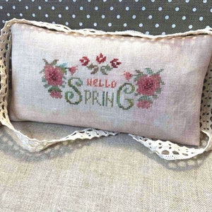 PDF Hallo lente I van Needle Treasures Nook Vakantieontwerp Lente Primitieve bloemenkaart Kerst Lentedecoratie Welkom lentepatroon