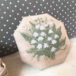 PDF Garden Treasures by Needle Treasures Nook Lelietje-van-dalen Kruissteekpatroon Bruiloft kruissteekkaart, patroon lenteboeket