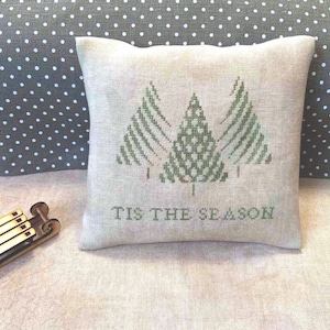PDF C'est la saison par Needle Treasures, échantillon de sapin de Noël au coin de la rue au point de croix motif vert, décoration graphique minimaliste moderne de Noël