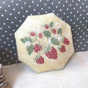 PDF Tuinschatten Aardbeien by Needle Treasures Nook Aardbeien Kruissteekpatroon Zomer kruissteektabel wilde aardbeien
