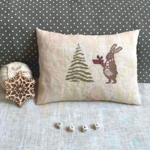 Lièvre de Noël de Needle Treasures, échantillon d'arbre de recoin au point de croix, motif cadeau lièvre de Noël décoration graphique minimaliste moderne de Noël