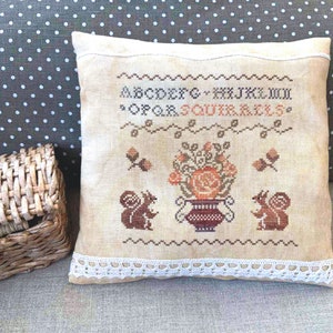 PDF Herbst Eichhörnchen Kreuzstichmuster Blumen Primitive Muster von Needle Treasures Nook