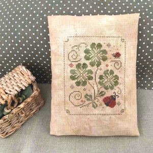 PDF Glücksbringer Harmonie by Needle Treasures Nook Minimalist Grüner Klee Kreuzstichmuster St Patrick's Day Kleeblatt Marienkäfer Muster