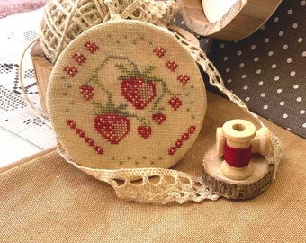 PDF Strawberry Quaker par Needle Treasures Nook Design Télécharger le design au point de croix ~ Motif de couverture de confiture Primitive Quaker Design