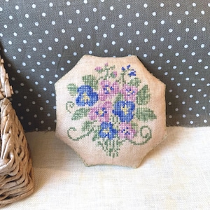 PDF Garden Treasures Viooltjes by Needle Treasures Nook Viooltjes Kruissteekpatroon Zomer kruissteektabel Wilde viooltjes