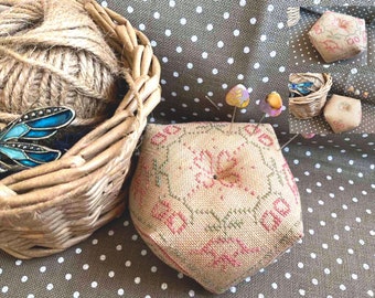 PDF Bloemen Biscornu by Needle Treasures Nook Cross Stitch Biscornu Design Bloemen Paarse Rozen Primitief ontwerp Vintage speldenkussenpatroon