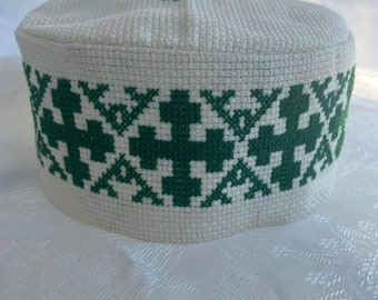 Handbestickte Mütze, Stoffmütze, Bestickte Mütze, Kreuzstich, georgische traditionelle Stickerei, bestickte Ornamente auf dem Hut. Auf Bestellung gefertigt.