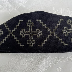 Handbestickte Mütze, Skufia, Stoffmütze, bestickte Mütze, traditionelle georgische Stickerei. Gesticktes Kreuz auf der Mütze. Auf Bestellung gefertigt. Bild 3