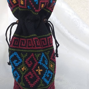 Würfeltäschchen,Würfeltäschchen,Würfeltäschchen,Würfeltäschchen,Handbestickte Tasche,Eine weiche Tasche aus schwarzem Tuch,bestickte Packung Größe 20/15 cm