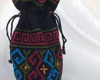 Dnd-zak voor dobbelstenen, zakje voor dobbelstenen, doos voor dnd-dobbelstenen, dnd-doos voor dobbelstenen, zak voor dobbelstenen, handgeborduurde tas, een zachte tas van zwarte stof, geborduurd pakket Maat 20/15 cm