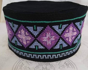 Sombrero bordado a mano,Sombrero de tela,Sombrero bordado,Bordado tradicional georgiano,Cruz bordada en el sombrero,El bordado es punto de cruz.