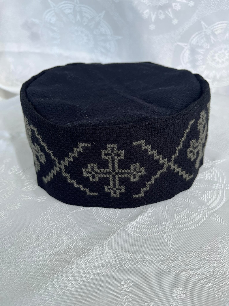 Handbestickte Mütze, Skufia, Stoffmütze, bestickte Mütze, traditionelle georgische Stickerei. Gesticktes Kreuz auf der Mütze. Auf Bestellung gefertigt. Bild 2