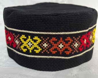 Sombrero bordado a mano, skufia, sombrero de tela, sombrero bordado, bordado tradicional georgiano. Cruz bordada en el sombrero. Hecho a la medida.