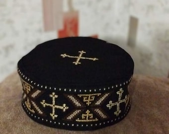 Chapeau brodé à la main, skufia, chapeau en tissu, chapeau brodé, broderie traditionnelle géorgienne. Croix brodée sur le chapeau. Sur commande.