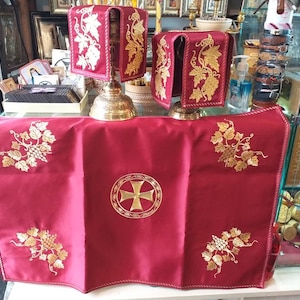 Chalice covers used in orthodox chereh during liturgy,to cover chalice and paten.they are embroyed with hand. Silk fabric Size 60-80 cm