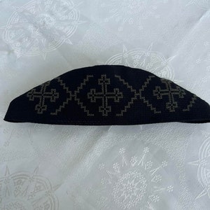Handbestickte Mütze, Skufia, Stoffmütze, bestickte Mütze, traditionelle georgische Stickerei. Gesticktes Kreuz auf der Mütze. Auf Bestellung gefertigt. Bild 5