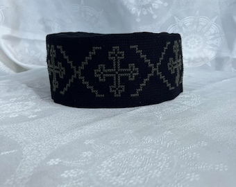 Chapeau brodé à la main, skufia, chapeau en tissu, chapeau brodé, broderie traditionnelle géorgienne. Croix brodée sur le chapeau. Fabriqué sur commande.