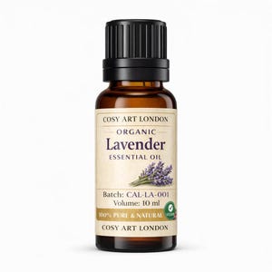 Könnte beinhalten: Eine 10 ml Braunglasflasche mit Cosy Art London Bio-Lavendelöl und einem schwarzen gerippten Verschluss. Das Etikett zeigt den Text Organic Lavender Essential Oil, eine Abbildung eines Lavendelzweigs und ein grünes veganes Zertifizierungssymbol.
