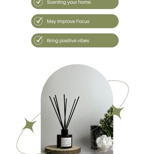 Puede incluir: Un difusor de ca&ntilde;a de vidrio marr&oacute;n con ca&ntilde;as negras sobre una base de madera. La botella tiene una etiqueta blanca con el texto "Reed Diffuser". El difusor est&aacute; rodeado de vegetaci&oacute;n y una flor blanca.