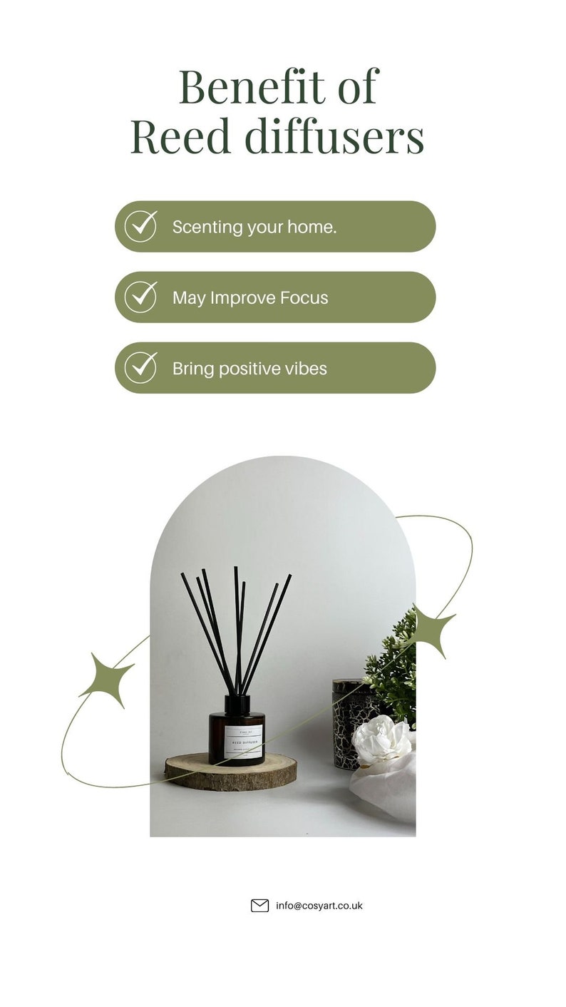 Puede incluir: Un difusor de ca&ntilde;a de vidrio marr&oacute;n con ca&ntilde;as negras sobre una base de madera. La botella tiene una etiqueta blanca con el texto "Reed Diffuser". El difusor est&aacute; rodeado de vegetaci&oacute;n y una flor blanca.