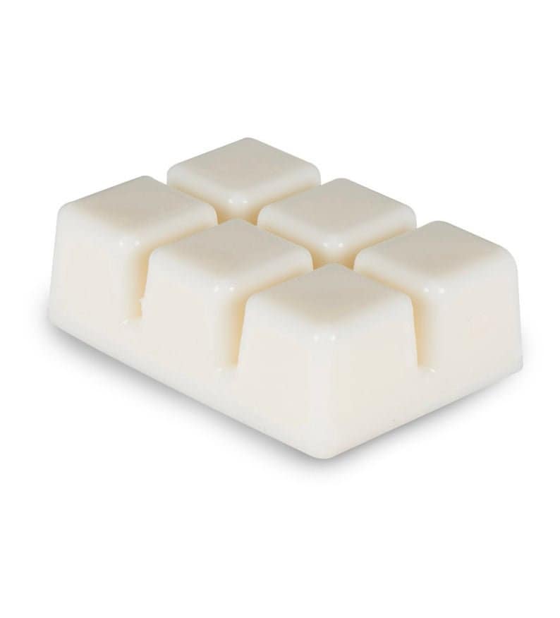 Puede incluir: Seis fundidos de cera blanca en una bandeja rectangular. Los fundidos son cuadrados y tienen un acabado liso y brillante.