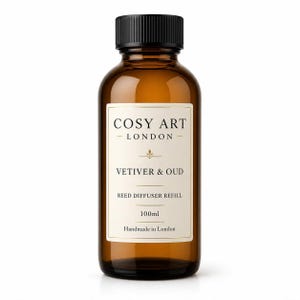 Pode incluir: Uma garrafa de vidro castanho com tampa de rosca preta contendo 100ml de recarga para difusor de varetas. O rótulo branco apresenta o texto COSY ART LONDON, VETIVER & OUD, REED DIFFUSER REFILL, 100ml e Handmade in London em fonte serifada preta.