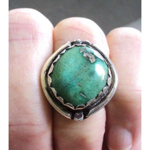 Anillo Navajo Vintage de Plata Esterlina con Turquesa Verde Grande, 2,5 cm de Alto, Borde Estampado, Talla 5