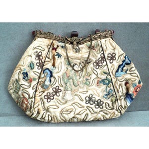 Cartera antigua de seda de los años 20 con bordados de piedras preciosas, estilo Lotus Garden Bridal