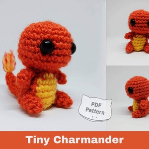 Op de afbeelding: Een gehaakt amigurumi-speelgoed van Charmander, een Pokémon-personage. Het speelgoed is oranje en geel met zwarte ogen en een vlammende staart. De afbeelding bevat de tekst "Tiny Charmander" en "PDF Pattern".
