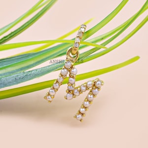Dije de letra de oro amarillo de 14 quilates, dije de letra M con perla y diamante, dije de letra personalizado para mujer, venta al por mayor de todas las joyas con dijes de letras