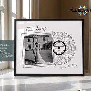 以下が含まれることがあります： 「Our Song」の文字が入った黒いフレームプリント。カップルの白黒写真と、歌詞が書かれたレコードのデザインが特徴です。「Bespoke Print」の文字も表示されています。