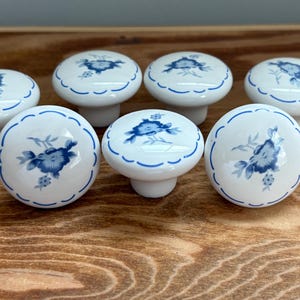 Vintage Blue and White Ceramic Drawer Knobs, Set of 7, Floral Cabinet Hardware, Cottage Style