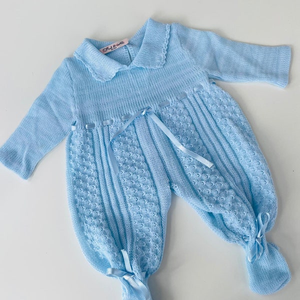 Combi-short au crochet pour bébé de 0 à 3 mois. Les indispensables du retour à la maison pour bébé. Combi-short nouveau-né confortable et chic fait main, neutre, bébé fille, bébé garçon. baptême