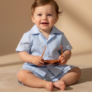 Conjunto de guayabera para niño en azul claro o blanco. Camisa de estilo tradicional con pantalón corto.