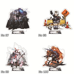 Pu&ograve; includere: Quattro supporti in acrilico con personaggi anime. Ogni supporto ha una base nera con la scritta "Girls Frontline" stampata su di essa. I supporti sono numerati 97, 98, 99 e 100.