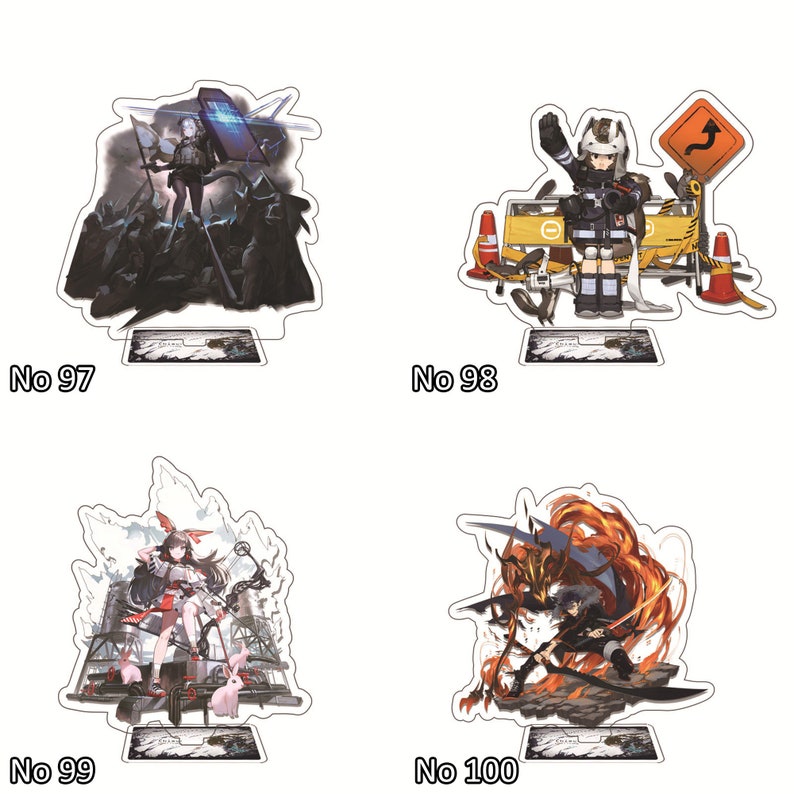 Pu&ograve; includere: Quattro supporti in acrilico con personaggi anime. Ogni supporto ha una base nera con la scritta "Girls Frontline" stampata su di essa. I supporti sono numerati 97, 98, 99 e 100.