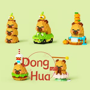 Op de afbeelding: Een verzameling gepixelde dierenfiguren, waaronder beren en een krokodillenauto, in tinten bruin, groen en geel. Sommige figuren zijn gestapeld en andere zijn versierd met voedsel. De afbeelding bevat de tekst "Dong Hua".