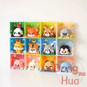 Könnte beinhalten: Eine farbenfrohe Darstellung von Tierfiguren aus Blöcken, darunter ein Panda, ein Fuchs, eine Giraffe und ein Pinguin. Jede Figur befindet sich in einem separaten quadratischen Fach, was eine lebendige und verspielte Anordnung ergibt. Die Blöcke sind klein und scheinen aus Kunststoff zu sein.