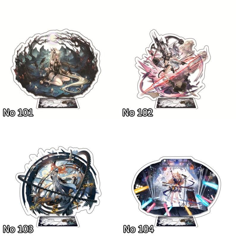 Pu&ograve; includere: Quattro supporti in acrilico con personaggi anime. Ogni supporto ha una base nera con un'etichetta rettangolare bianca con un numero. I supporti sono numerati da 101 a 104. I personaggi sono raffigurati in varie pose e ambientazioni.