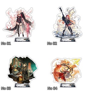 Pu&ograve; includere: Quattro supporti in acrilico con personaggi anime. Ogni supporto ha uno sfondo bianco con un'immagine colorata di un personaggio. I supporti sono numerati da 81 a 84.