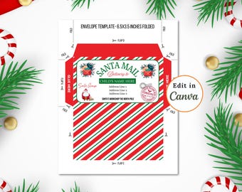 Op de afbeelding: Printbare envelopsjabloon voor het versturen van brieven aan de kerstman. De envelop is rood-wit gestreept met een groene rand. Hij heeft een illustratie van de kerstman en de tekst "Santa Mail Delivery to Child's Name Here".