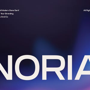 Könnte beinhalten: Digitalgrafik mit dem Wort "NORIA" in großer, weißer serifenloser Schrift. Der Hintergrund ist ein Farbverlauf aus Dunkelblau und Lila. Der Text oben lautet "Minimal And Modern Sans Serif" und "Perfect For Your Branding". Copyright-Informationen sind ebenfalls vorhanden.
