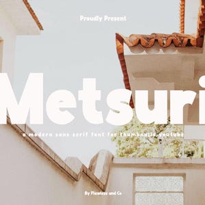 以下が含まれることがあります： 白とベージュの背景に白い文字で「Proudly Present Metsuri a modern sans serif font for thumbnails youtube By Flawless and Co.」と書かれています