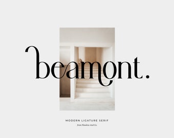 Peut inclure: Une police de caractères moderne appelée "beaumont" en texte noir sur fond blanc. La police est une police serif avec des ligatures. Le texte est centré sur la page. En dessous du texte, une photo d'un escalier blanc dans une maison moderne.
