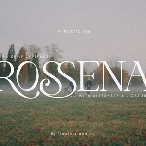 Könnte beinhalten: Eine Retro-Serif-Schriftart namens "Rossena" mit alternativen Optionen und Ligaturen. Die Schriftart wird vor einem verschwommenen Hintergrund aus Bäumen und Nebel angezeigt.